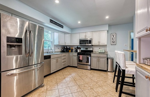 Annapolis Casa | 4 Bedroom - Completely updated. Super safe neighborhood close to USNA stadium