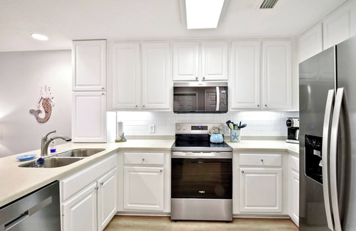 Demere Park Condominio | 4 bedroom condo. Community pool. Close to pier/village area and beach.