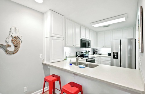 Demere Park Condominio | 4 bedroom condo. Community pool. Close to pier/village area and beach.