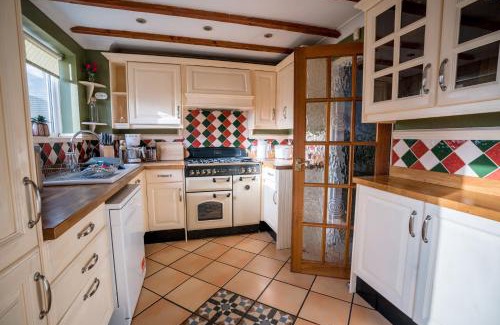 Gloucester Casa | 4 Bedroom Cotswold Getaway - Your Perfect Escape Awaits!