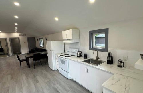 Innisfil Cabina | 4 Bedroom Cottage #2: Innisfil Resort