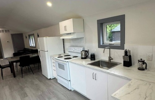 Innisfil Cabina | 4 Bedroom Cottage #2: Innisfil Resort