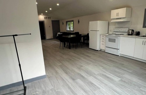 Innisfil Cabina | 4 Bedroom Cottage #2: Innisfil Resort