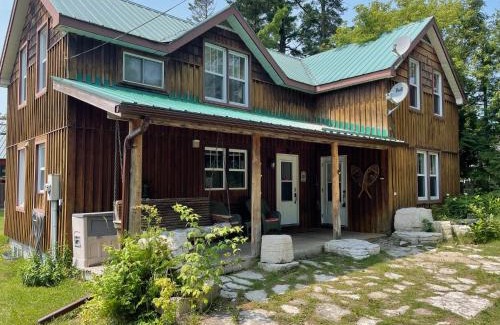 Manitoulin District Casa | 4 Bedroom Cottage on Manitoulin Island Next to Sand Beaches!