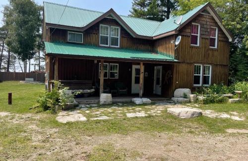 Manitoulin District Casa | 4 Bedroom Cottage on Manitoulin Island Next to Sand Beaches!