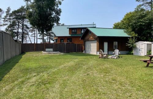 Manitoulin District Casa | 4 Bedroom Cottage on Manitoulin Island Next to Sand Beaches!