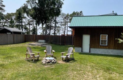 Manitoulin District Casa | 4 Bedroom Cottage on Manitoulin Island Next to Sand Beaches!