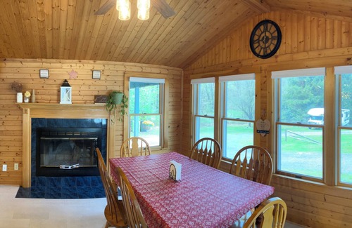 Town of Sullivan Casa | 4 Bedroom Country Bliss with Rooftop Lounge Loft
