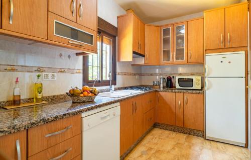 Iznajar Casa | 4 Bedroom Cozy Home In Iznajar