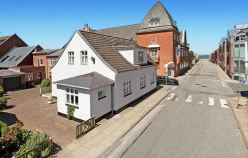 Logstor Casa | 4 Bedroom Cozy Home In Løgstør