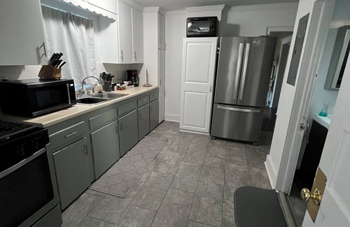 Vine Casa | 4-Bedroom Cozy Spacious Home in Historic Vine Neighborhood in Downtown Kalamazoo