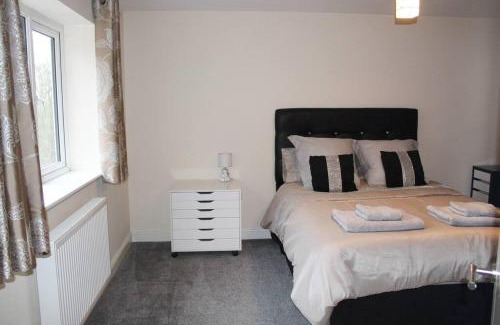 Wrexham Casa | 4 Bedroom Detached Holiday home with Hot Tub