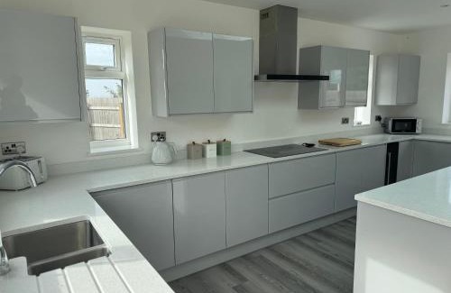 Weston-super-Mare Casa | 4 bedroom detached home sleeps 8