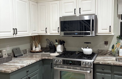 Painesville Casa | 4 bedroom Dog Friendly Lake house, in charming beach town of Fairport Harbor