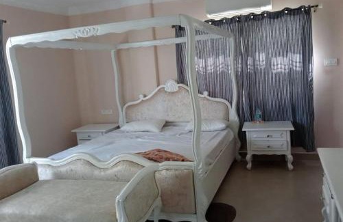 Hyderabad Apartamento | 4-Bedroom Elegant and Spacious AC Apartment only for families, Prime Location, Just 100m from Main Road!