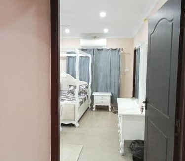 Hyderabad Apartamento | 4-Bedroom Elegant and Spacious AC Apartment only for families, Prime Location, Just 100m from Main Road!