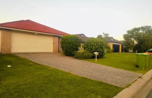 Raceview Casa | 4 bedroom entire house in Raceview,QLD 4305