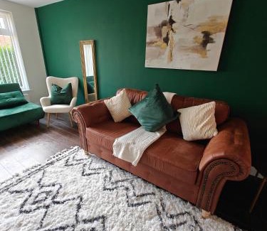 Solihull Casa | 4 Bedroom Equipped House Driveway- 10 Mins to NEC JLR BHX HS2 & More- Birmingham Sutton Coldfield, Coleshill & More