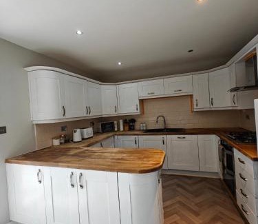Solihull Casa | 4 Bedroom Equipped House Driveway- 10 Mins to NEC JLR BHX HS2 & More- Birmingham Sutton Coldfield, Coleshill & More
