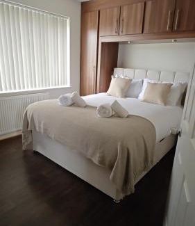 Solihull Casa | 4 Bedroom Equipped House Driveway- 10 Mins to NEC JLR BHX HS2 & More- Birmingham Sutton Coldfield, Coleshill & More