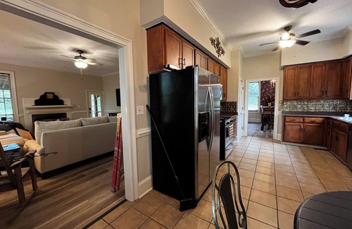 Cleveland Casa | 4-bedroom estate Downtown Cleveland WiFi, Pool, massage chair Kitchn Holidays