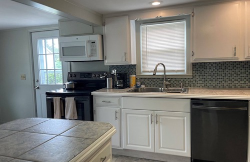 Briggs Farm Cabaña | 4-bedroom family-friendly cottage in Narragansett, 5 minutes from the beach