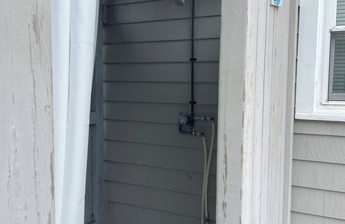 Briggs Farm Cabaña | 4-bedroom family-friendly cottage in Narragansett, 5 minutes from the beach