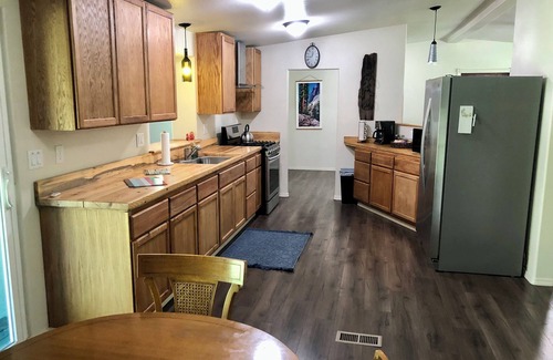 Squaw Valley Casa | 4 Bedroom Family Stay Near Kings Canyon NP - Great Wifi and EV Charger