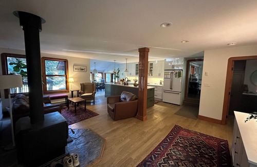 Ymir Casa | 4-Bedroom Farmhouse with Mountain Views 20 Minutes Away from Nelson, BC