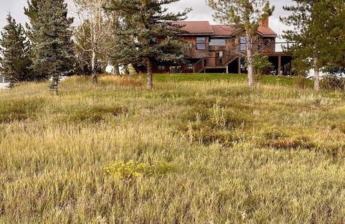 Carbondale Casa | 4-bedroom get away with large kitchen, patio and backyard