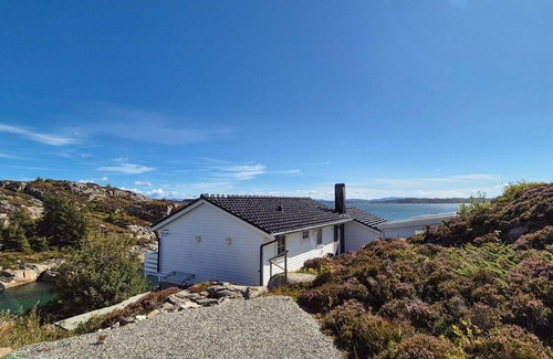 Sund Casa | 4 bedroom gorgeous home in Steinsland