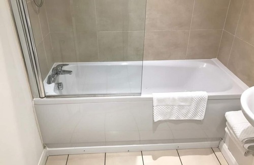 Ashton-under-Lyne Casa | 4 Bedroom Home - Sleeps 7, Pet Friendly & Parking