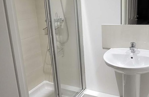 Ashton-under-Lyne Casa | 4 Bedroom Home - Sleeps 7, Pet Friendly & Parking