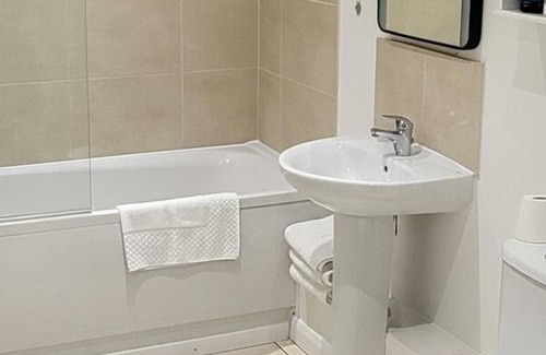 Ashton-under-Lyne Casa | 4 Bedroom Home - Sleeps 7, Pet Friendly & Parking