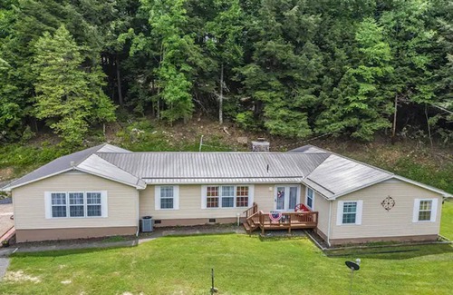 Hico Casa | 4-bedroom home: hot tub surrounded by woods near New River Gorge & Summersville