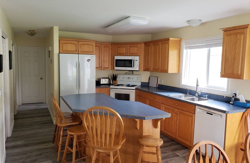 Canoe Casa | Casa de 4 dormitorios en el shuswap, Cerca de la playa de Canoa!