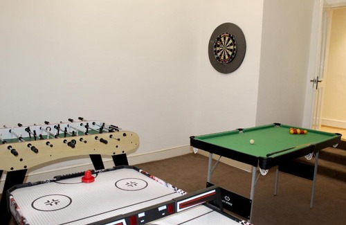 Dewsbury Casa | 4 bedroom home with games room - perfect for families, groups and contractors!