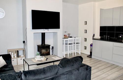 Dewsbury Casa | 4 bedroom home with games room - perfect for families, groups and contractors!