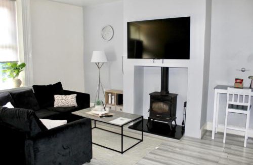 Dewsbury Casa | 4 bedroom home with games room - perfect for families, groups and contractors!