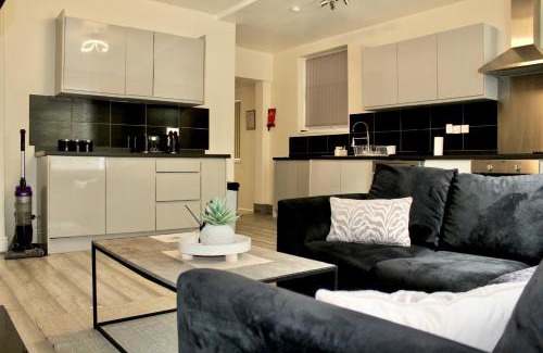 Dewsbury Casa | 4 bedroom home with games room - perfect for families, groups and contractors!