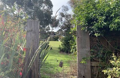 Ventnor Casa | 4 bedroom home with rural views close to beautiful safe family friendly beach
