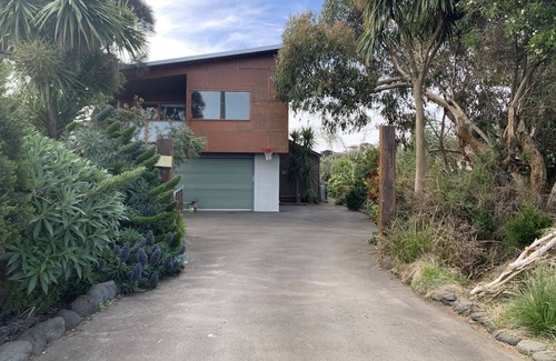 Ventnor Casa | 4 bedroom home with rural views close to beautiful safe family friendly beach