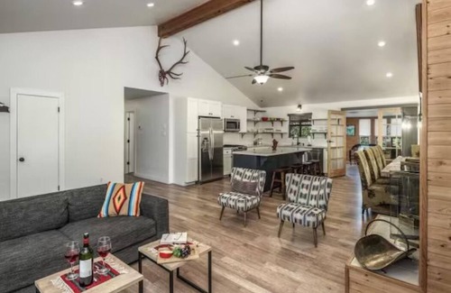 Alto Casa | 4 Bedroom House/Cabin - Sleeps 10
