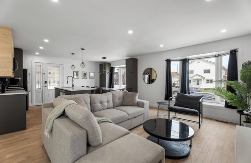 Longueuil Casa | 4-bedroom house in delightful Longueuil with AC, bar and karaoke