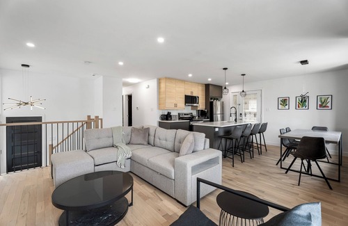 Longueuil Casa | 4-bedroom house in delightful Longueuil with AC, bar and karaoke