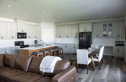 Heyburn Casa | 4-bedroom house in fabulous Heyburn walking distance to the river walking path!