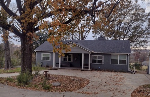 Vicksburg Casa | 4-bedroom house in historic Vicksburg with AC, WiFi, Pet friendly.