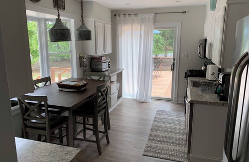Southampton Casa | 4-bedroom house in Southampton w/Private lake property