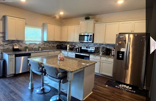 Conyers Casa | 4-bedroom house in wonderful Conyers with AC, fitness room/pool table/bar