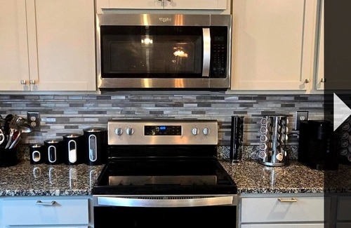 Conyers Casa | 4-bedroom house in wonderful Conyers with AC, fitness room/pool table/bar